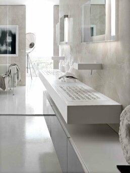 bagno contemporaneo con lavabo moderno e rubinetto a mensola di design